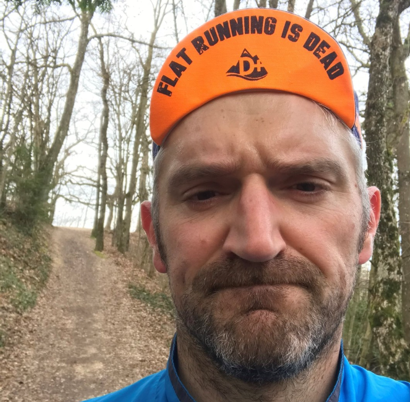 Casquette D+ portée sur les sentiers